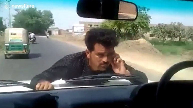 Ήταν κρεμασμένος στο καπό και μιλούσε στο τηλέφωνο!